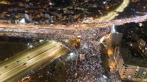 Belqradda tələbələr yolu bağladı