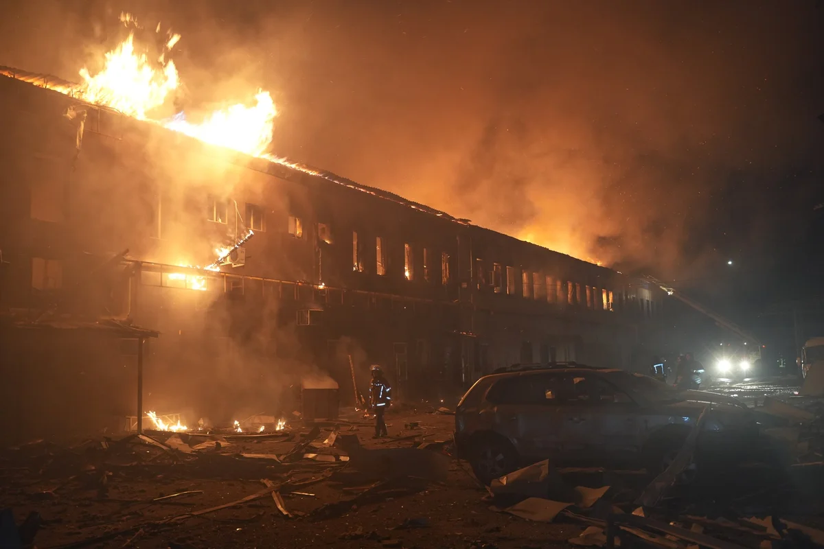 В Харькове после атаки дронов возник крупный пожар на предприятии