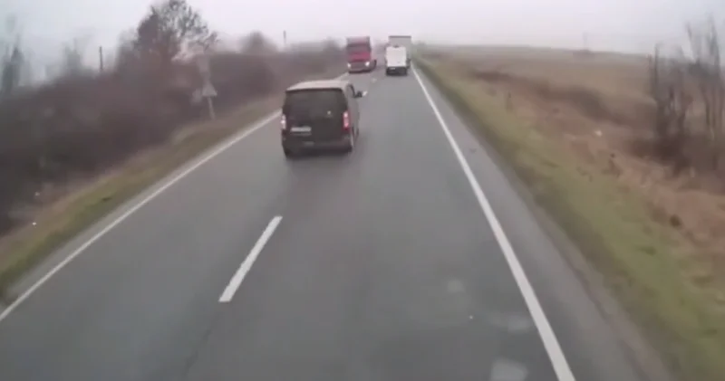 Трагедия на дороге в Румынии: микроавтобус врезался в грузовик ВИДЕО