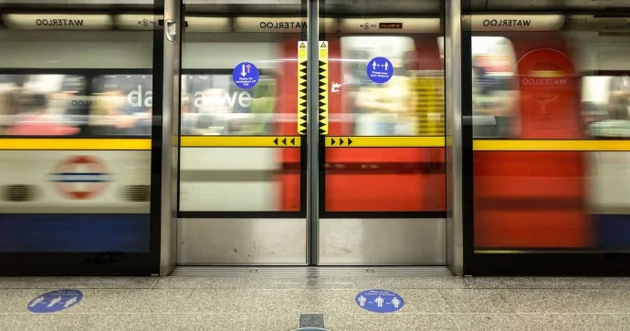 Metroda qoruyucu şüşə arakəsmələrin tətbiqi imkanları araşdırılır