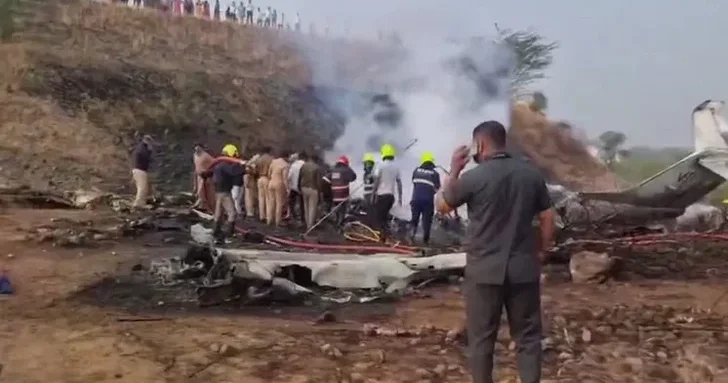 Крушение самолета в Индии унесло жизни высокопоставленного политика и четырех человек