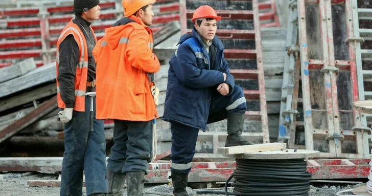 Работать да, жить с семьей нет: новый поворот миграционной политики России
