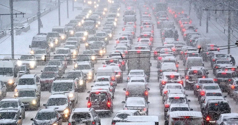 Сильный снегопад парализовал дороги Москвы