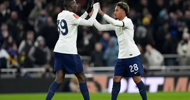 Tottenhem in ulduzları avtomobil qəzasına düşdülər Şəkil