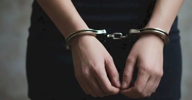 Bakının mərkəzində qızlar saçyolduya çıxdı Başqa oğlanla görüşdüyümü niyə sevgilimə demisən?