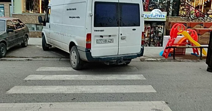 Qəsəbədə yük maşını hər gün piyada keçidini zəbt edir 77 HN 425 FOTO