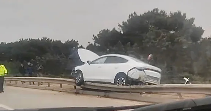 Binədə “BYD” dəmir maneəni aşaraq yol kənarına düşdü VİDEO