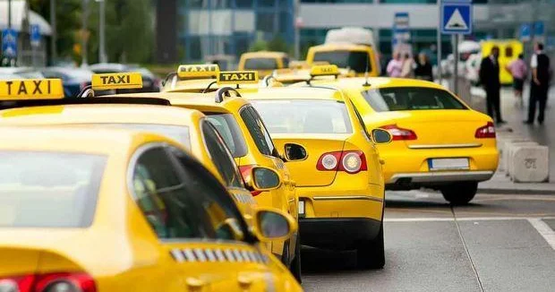 Taksilərin xüsusi hərəkət zolaqlarından istifadəsinə icazə verilməsi məqsədəuyğun deyil Nazir müavini