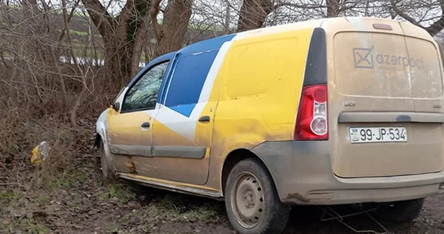 “Azərpoçt”un maşını ağaca çırpıldı KONKRET