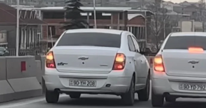 Yolda bir birinə sürtünən sürücülər qəza vəziyyəti yaratdı VİDEO