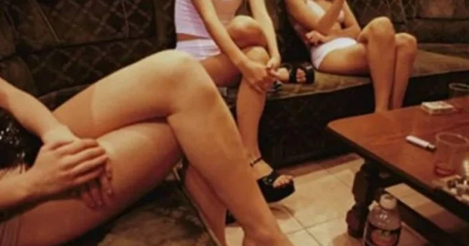 QRUP SEKSİ VƏ KOKAİN... Barmen məşhur müğənni və aktyorları baqaja qoydu