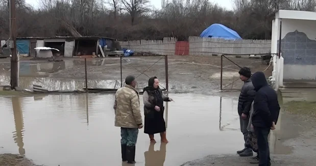Kürdəmirdə susuz qalan sakinlər: Baxan yoxdur, dərdimizi kimə deyək?