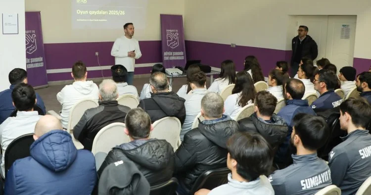 Sumqayıt ın futbolçularına oyun qaydaları ilə bağlı seminar keçirildi FOTOLAR