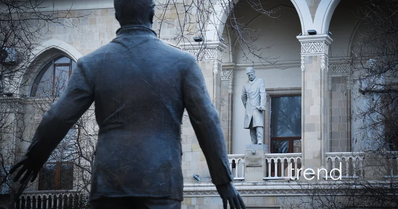 Взглянуть вверх! Кто смотрит на Баку с фасада Национальной библиотеки каменная галерея великих имён (ФОТО)