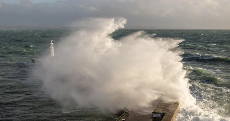В Британии синоптики предупредили о массовых наводнениях из за шторма Чандра