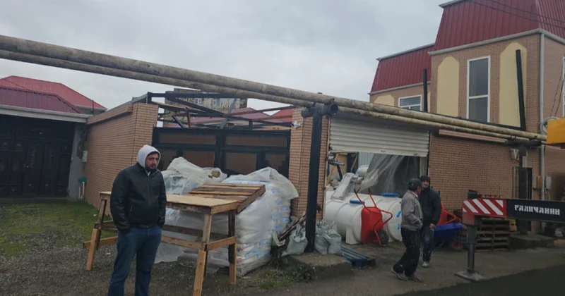 Binədə qanunsuz quraşdırılan metal konstruksiyalar sökülüb VİDEO