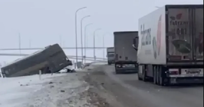 В Казахстане автобус с 47 иностранцами слетел в кювет после столкновения с грузовиком