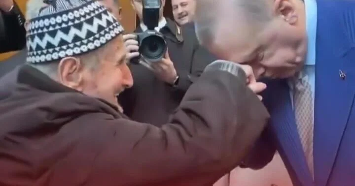 Ərdoğan 100 yaşlı sakinin əlindən öpdü VİDEO