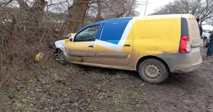 Aвтомобиль ООО Азерпочт врезался в дерево: водитель получил травмы
