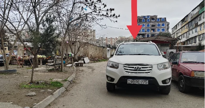 Maşını yolun ortasında park edib yoxa çıxan sürücü sakinlərin yolunu kəsdi FOTO