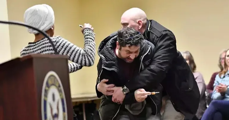 İlhan Omar canlı yayımda hücuma məruz qaldı