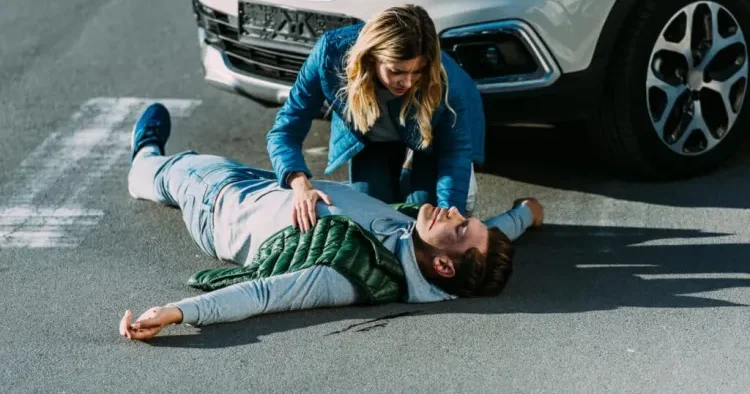 Qəza zamanı xəsarət almış şəxsə necə kömək göstərilməlidir? Həkimdən MƏSLƏHƏT