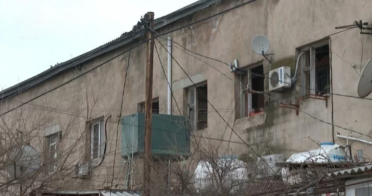 Жители аварийного дома в бакинском районе требуют ремонта кровли