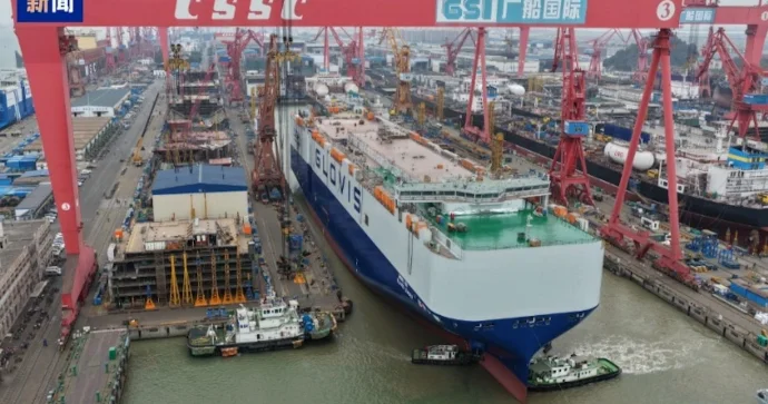 Dünyanın ən böyük rolkeri suya salındı 10800 avtomobil tutur