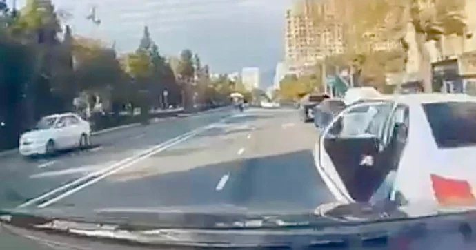 Bakıda maşının qapısını qəfil açan sərnişin qəzaya səbəb oldu ANBAAN VİDEO