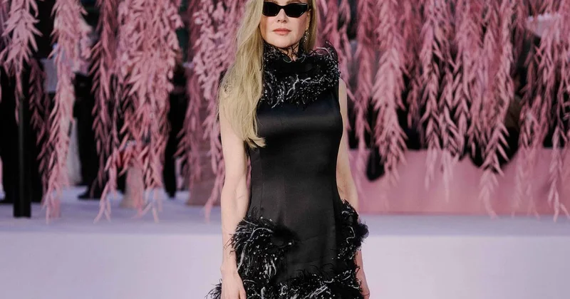 Nikolun Paris Moda Həftəsindəki geyimi internetdə çirkin adlandırılıb...