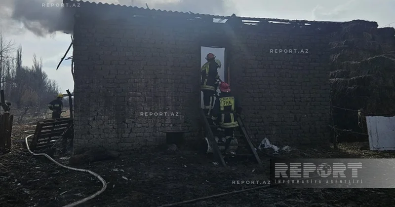 Kürdəmirdə ev yanaraq külə dönüb