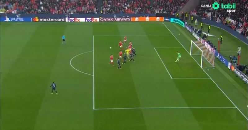 ÇL də fantastika: qapıçı son saniyədə qol vurub, komandasını pley offa çıxardı VİDEO