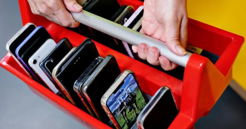 В школах Швеции введут запрет на мобильные телефоны