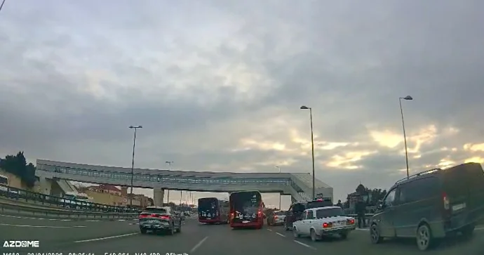 Bu ərazidə avtobuslar taksilərin əlindən dayanacağa daxil ola bilmir VİDEO