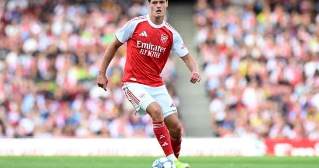 Arsenal dan getməyi düşünmür