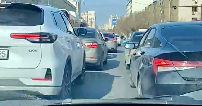Sürücülərin əl çəkmədiyi vərdiş Paytaxt yollarında hər gün yaşanan “zolaq xaosu” VİDEO