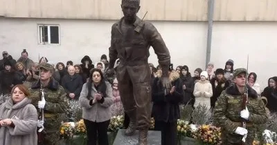 Bako Saakyanın “qəhrəman” elan etdiyi erməniyə İrəvanda heykəl qoyuldu
