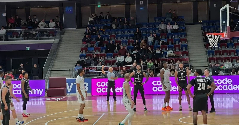 LIVE: Сабах уверенно ведет в матче с Нефтчи