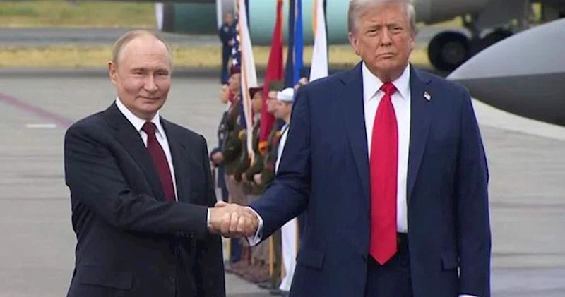 Tramp Putinlə çəkdirdiyi şəkli Ağ Evə asdı Foto