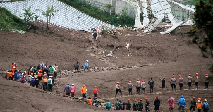 Число жертв оползня в Индонезии возросло до 50 человек