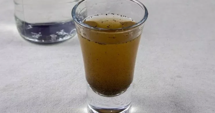 Arağa acı istiot qatıb içdi, həbs olundu NAFTALANDA