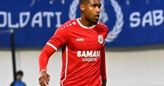 Belə meydanda futbol oynamaq çox çətindir Patrik Andrade