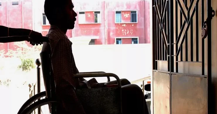 Tibb universitetinə daxil olmaq üçün ayağını kəsdi