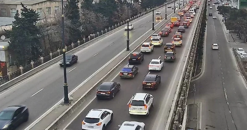 В Баку на ряде улиц и проспектов наблюдаются пробки