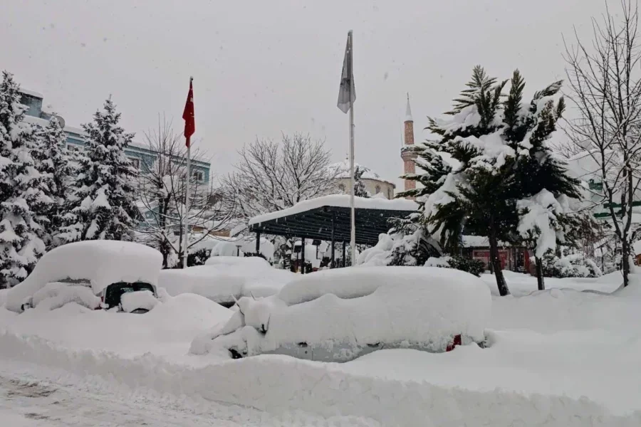 Qarın qalınlığı 6 metri keçdi Türkiyədə məktəblər bağlıdır