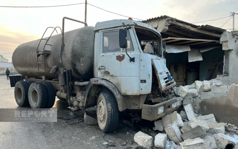 Yük avtomobili evin hasarını uçurdu FOTO