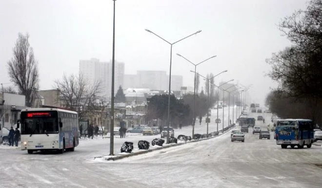 Qarlı havada Bakıda neçə avtobusa ziyan dəydi?