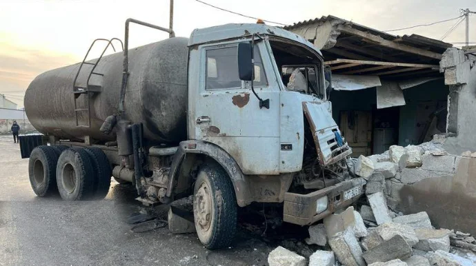 İdarəetmədən çıxan “Kamaz” evin hasarını uçurdu FOTO