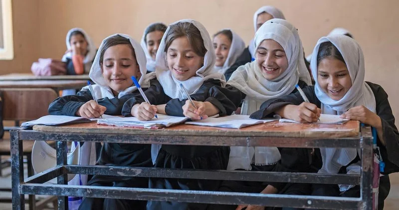 Əfqanıstanda qızlara Azərbaycan dili dərsləri keçirilir FOTO