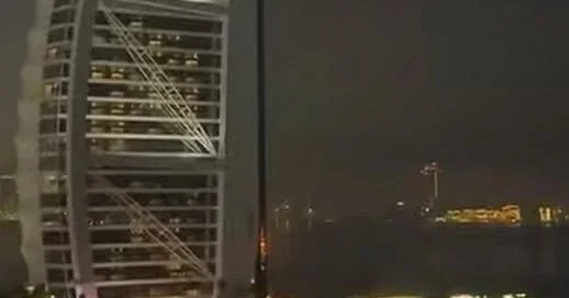 Обломки беспилотника попали в здание отеля Burj Al Arab в Дубае